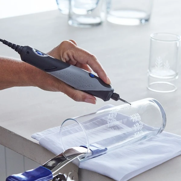 Dremel Coffret D'accessoires Gravure Sur Verre - 8 Pcs 2 Dremel Coffret D'accessoires Gravure Sur Verre - 8 Pcs – Image 2
