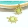 HR053 PAX 4 Pendentifs Soleil Œil De Chat Vert Clair 21.5 Mm Métal Finition Doré Coloris 6D