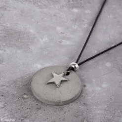 Kit De Réalisation De Bijoux En Béton Créatif, 50g De Béton, 1 Moule, Lanière Cuir Et Breloque étoil -Promos Creavea Boutique kit de realisation de bijoux en beton creatif 50g de beton 1 moule laniere cuir et breloque etoil p 3