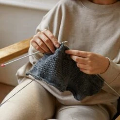 Kit DIY Tricot Mindful DMC - Coussin - 40 X 40 Cm -Promos Creavea Boutique kit diy tricot mindful dmc coussin 40 x 40 cm p 4