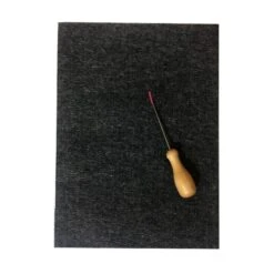 Set De Feutrage Avec Un Tapis En Feutre De 18x25cmx 9mm Et Une Aiguille Avec Manche En Bois De 110mm