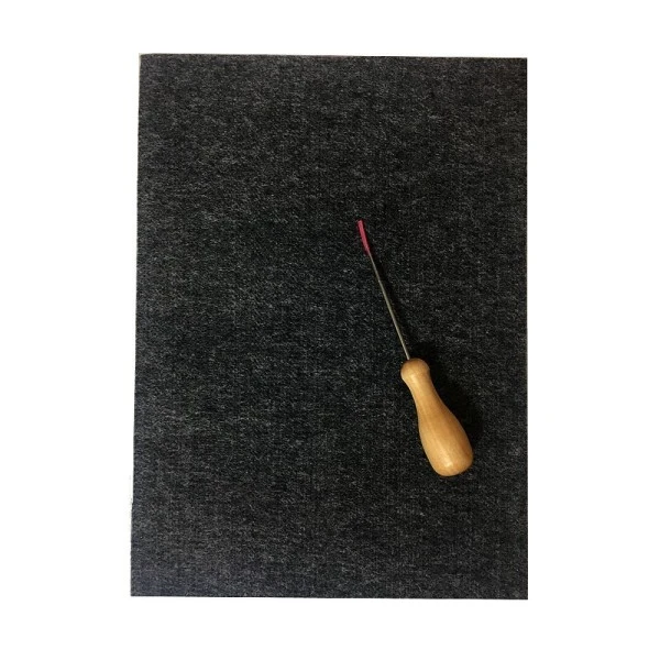 Set De Feutrage Avec Un Tapis En Feutre De 18x25cmx 9mm Et Une Aiguille Avec Manche En Bois De 110mm 1 Set De Feutrage Avec Un Tapis En Feutre De 18x25cmx 9mm Et Une Aiguille Avec Manche En Bois De 110mm